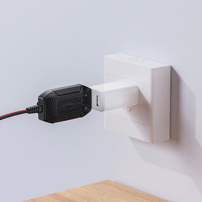 C20Pro collegato a un alimentatore USB in una presa a muro