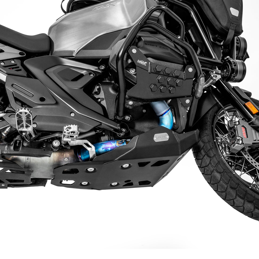 Paracoppa nero montato sotto il motore della BMW R 1300 GS Adventure, vista laterale