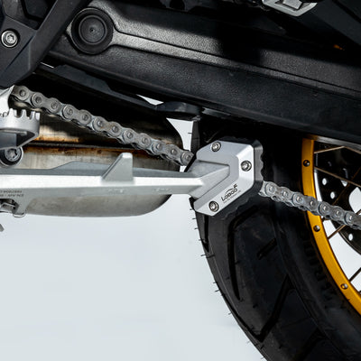 Piastra cavalletto CJC025 montata sulla BMW F 900 GS, vista posteriore con catena e ruota