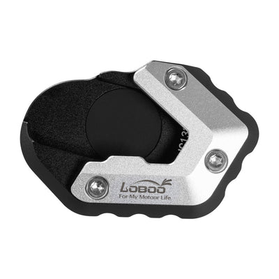 Piastra cavalletto LOBOO CJC132 per BMW R 1300 GS vista dall'alto, base nera e cover in alluminio argento