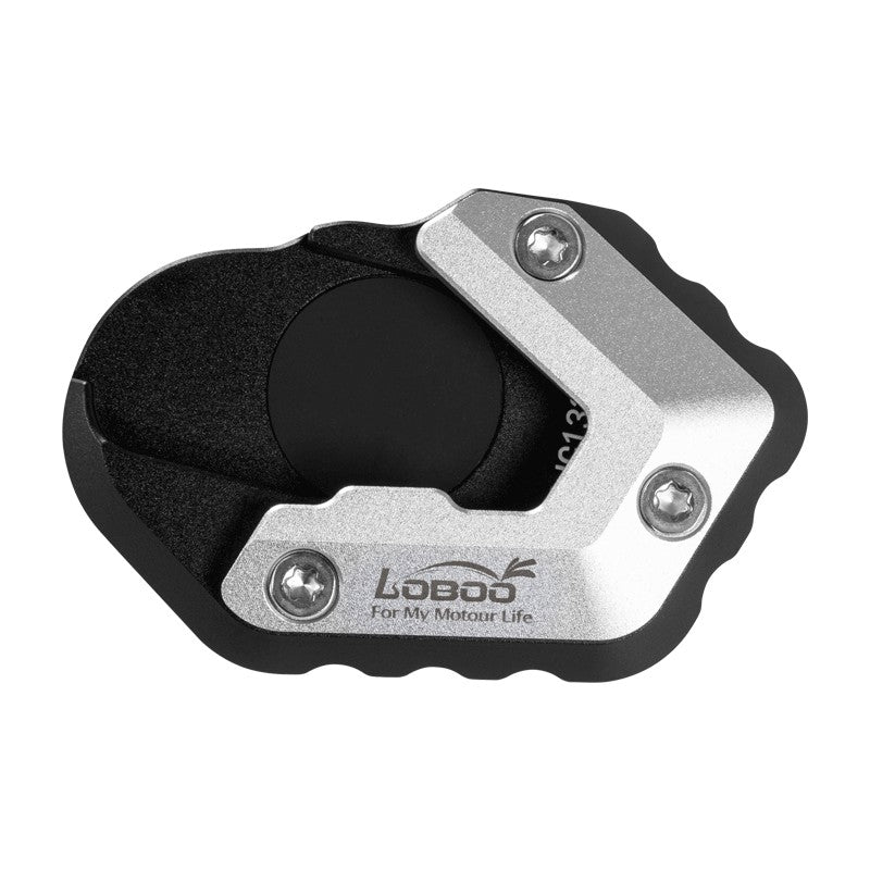 Piastra cavalletto LOBOO CJC132 per BMW R 1300 GS vista dall'alto, base nera e cover in alluminio argento