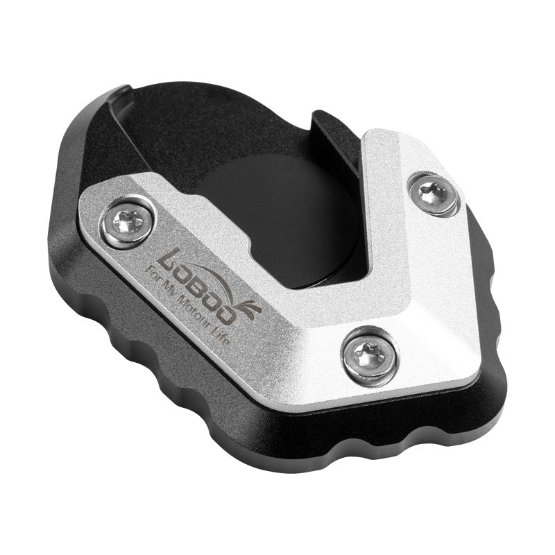 Piastra cavalletto LOBOO CJC132 in vista tre quarti, profilo basso in alluminio lavorato CNC