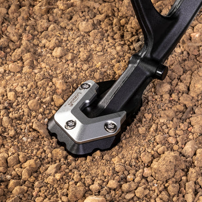 Piastra CJC151-CN in appoggio su terra battuta sotto il cavalletto originale della BMW R 1300 GS