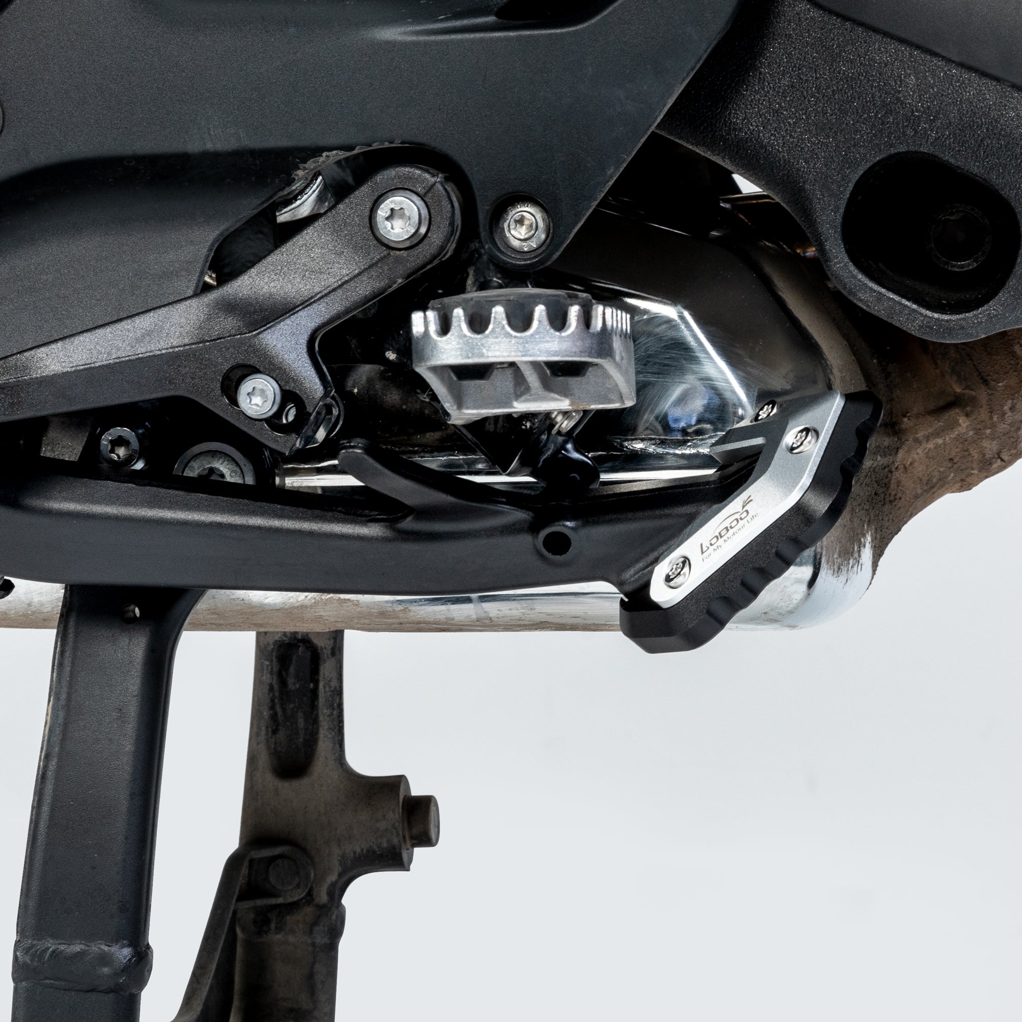 Piastra cavalletto CJC151-CN montata sulla BMW R 1300 GS, vista da sotto la moto