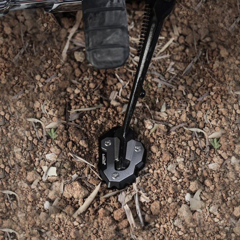 Piastra cavalletto LOBOO CJC34 installata sul cavalletto della Honda GL1800 Gold Wing