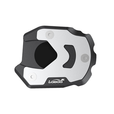 Piastra cavalletto LOBOO CJC411 per Suzuki V-Strom 1050 vista dall'alto, base nera e cover argento