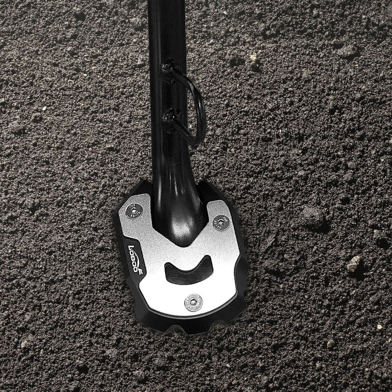 Piastra cavalletto LOBOO CJC411 montata sul cavalletto laterale in appoggio su ghiaia