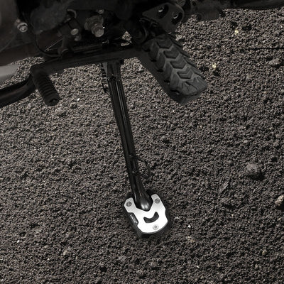 Piastra cavalletto LOBOO CJC411 installata sul cavalletto della Suzuki V-Strom