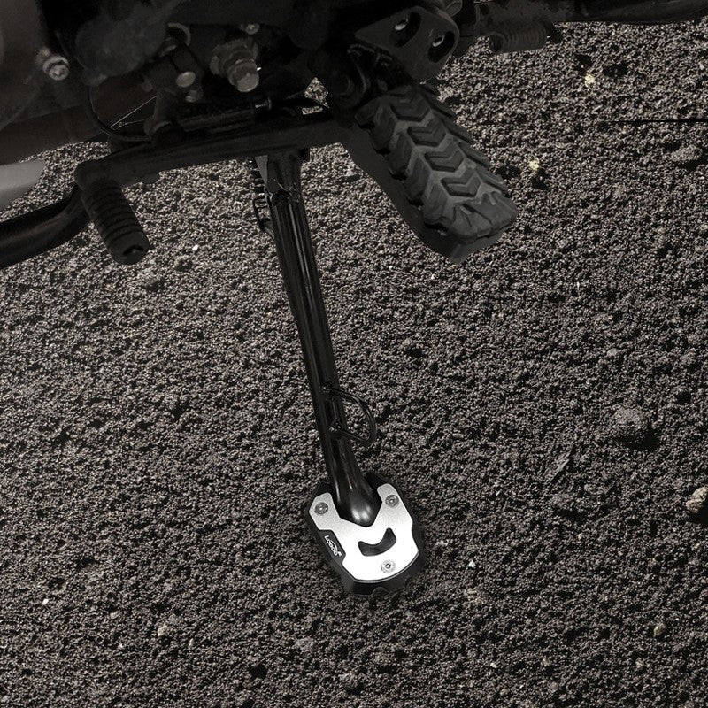 Piastra cavalletto LOBOO CJC411 installata sul cavalletto della Suzuki V-Strom