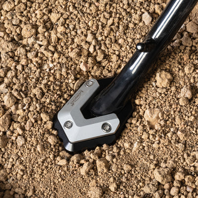Piastra cavalletto CJC421 in appoggio su terra battuta sotto il cavalletto della V-Strom 800DE