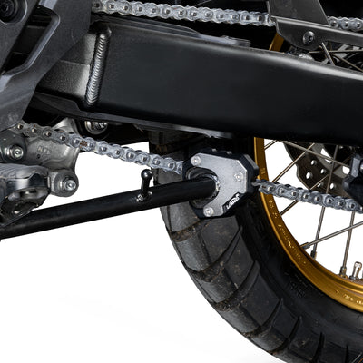 Piastra cavalletto CJC521 installata sul cavalletto laterale di una Honda XL750 Transalp