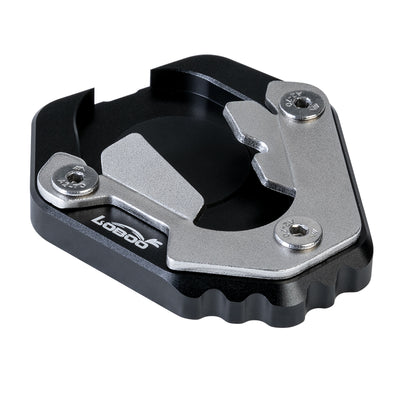 Piastra cavalletto LOBOO CJC591 per CFMOTO 450MT, vista di tre quarti: base nera e copertura in acciaio inox