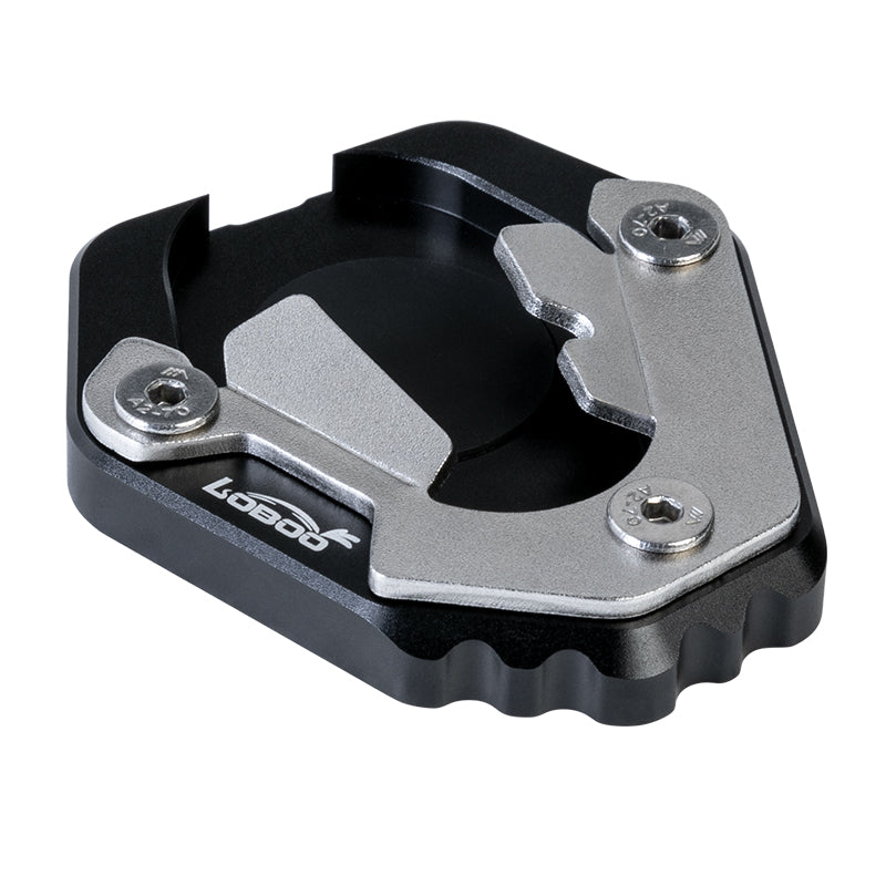 Piastra cavalletto LOBOO CJC591 per CFMOTO 450MT, vista di tre quarti: base nera e copertura in acciaio inox