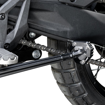Piastra cavalletto LOBOO CJC591 installata sul cavalletto laterale di una CFMOTO 450MT