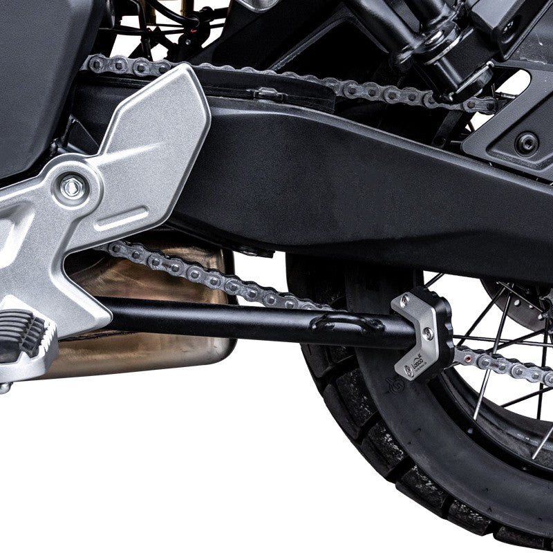 Piastra cavalletto LOBOO CJC613 installata sul cavalletto laterale della CFMOTO 700MT