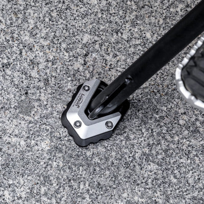 Piastra cavalletto LOBOO CJC613 in appoggio su asfalto, con il cavalletto della 700MT