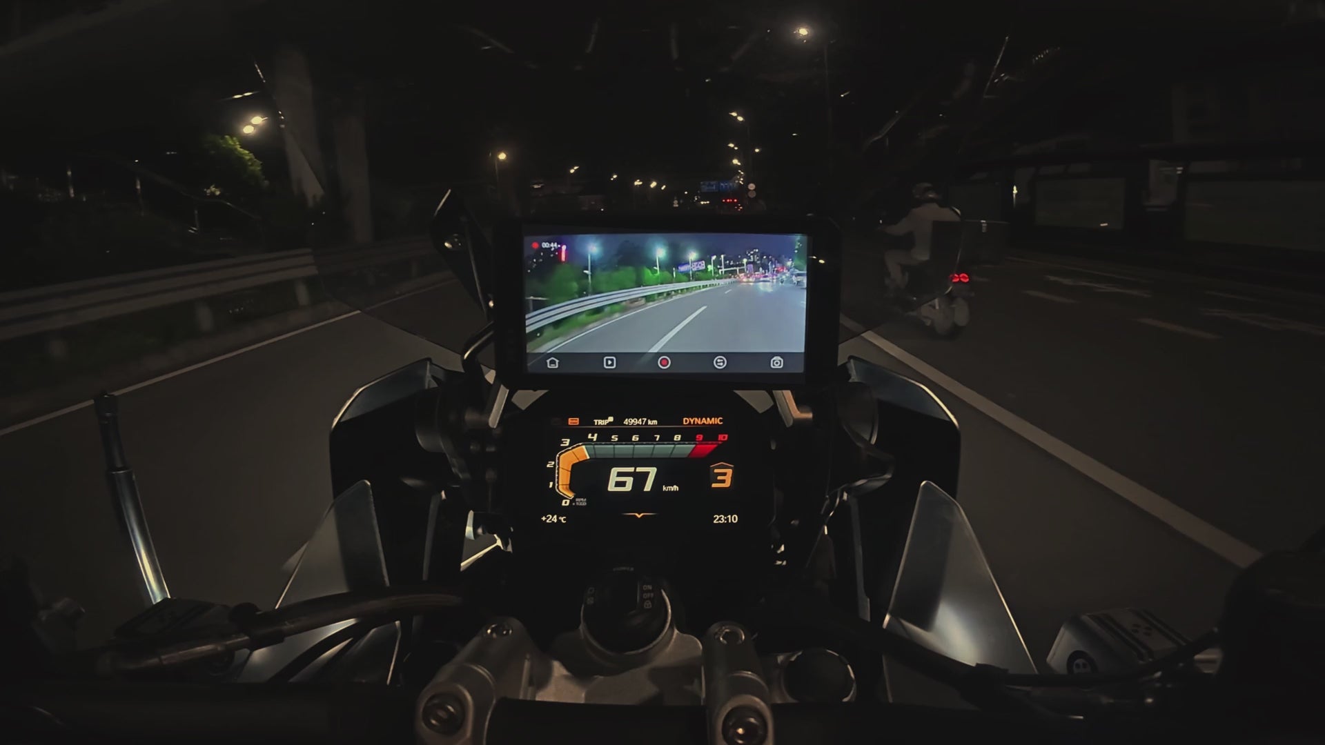 Télécharger une vidéo : &lt;p&gt;Alors que les autres voyagent dans l&#39;obscurité, &lt;strong&gt;JADOS6 vous permet de voir chaque détail&lt;/strong&gt;. La technologie de &lt;strong&gt;vision nocturne couleur en temps réel&lt;/strong&gt; transforme la nuit en jour, offrant une &lt;strong&gt;vision claire et profonde même dans les conditions les plus sombres&lt;/strong&gt;. Votre écran devient un véritable &lt;strong&gt;dispositif de vision nocturne pour moto&lt;/strong&gt;, pour une conduite plus sûre et plus précise à tout moment.