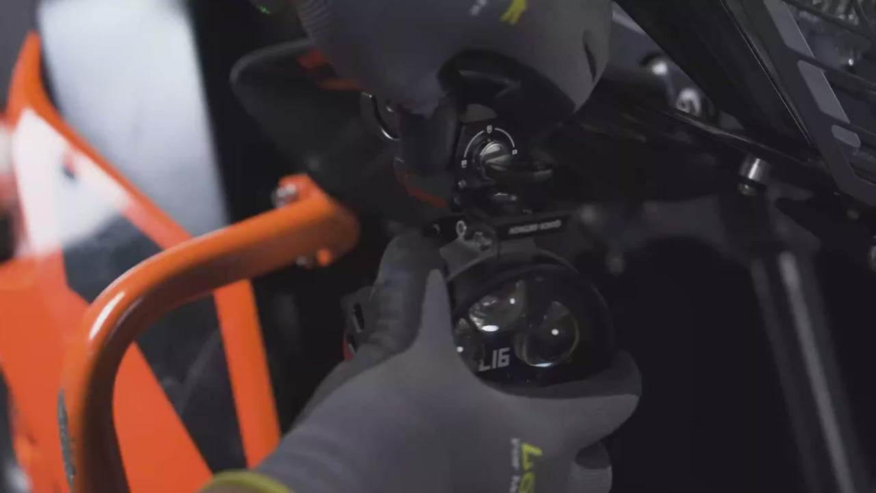 Charger la vidéo: Montaggio del supporto a sgancio rapido LOBOO con i fari ausiliari L16
su KTM 1290 Super Adventure: fissaggio alle barre paramotore,
aggancio dei fari e blocco a chiave