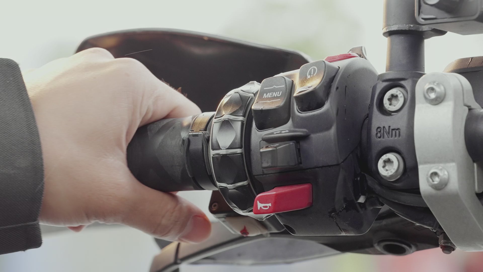 Télécharger une vidéo : Gestion immédiate du BMW ESA grâce à des commandes intuitives. Réglez le confort, la stabilité et l&#39;assiette en temps réel grâce à une solution plug-and-play parfaitement intégrée aux systèmes d&#39;origine BMW.