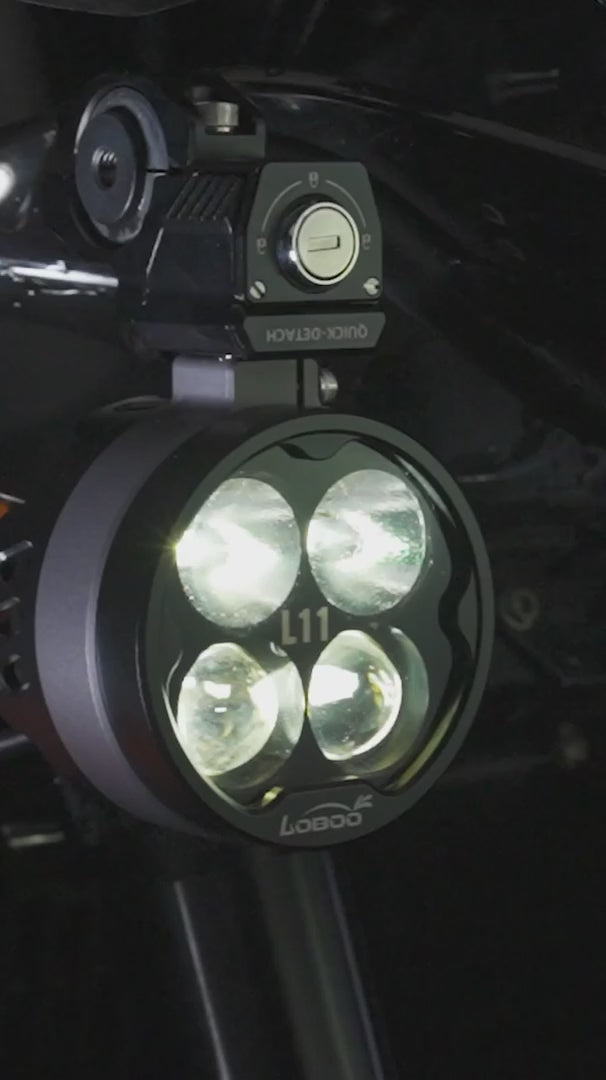 Charger la vidéo: Faro ausiliario LOBOO L11: prova di impermeabilità sotto getto d'acqua,
sgancio rapido con i guanti e regolazione degli otto livelli
dalla ghiera al comando frizione
