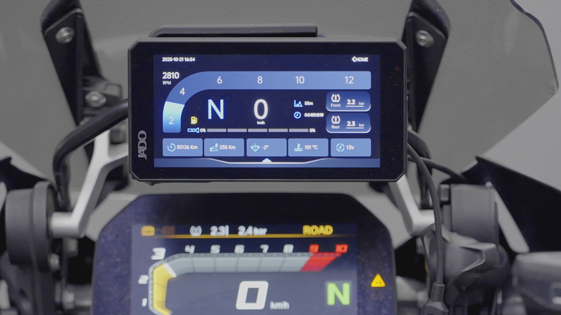 Télécharger une vidéo : Lecture directe des données BMW au démarrage, sans application externe. Affichez immédiatement la vitesse, le rapport, la consommation et les paramètres vitaux de la moto. Connexion plug-and-play pour une intégration stable et ordonnée.