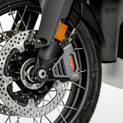 Vista frontale della ruota anteriore BMW R 1300 GS con le protezioni pinza freno montate