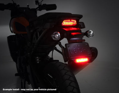 Luce freno B6 DENALI singola accesa sulla coda della Honda Africa Twin, vista notturna