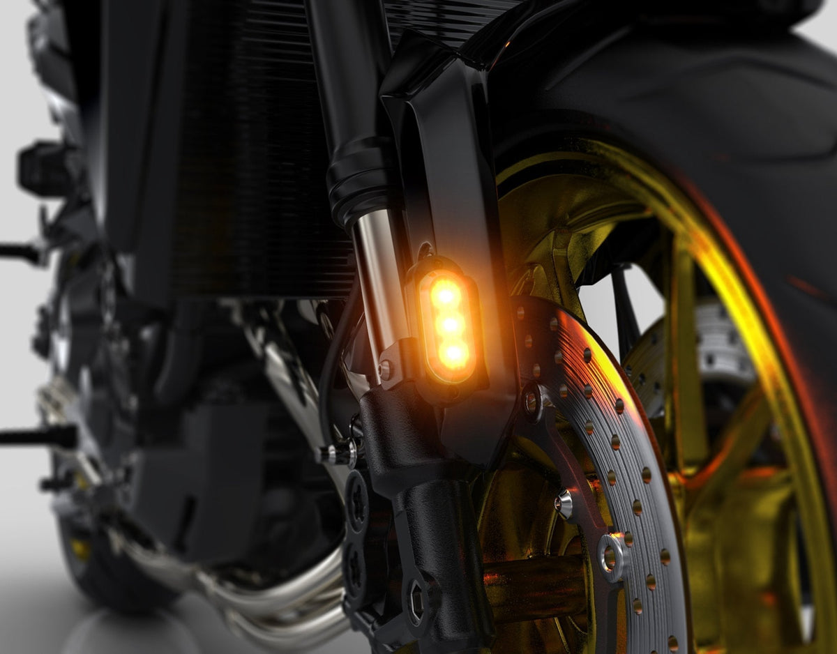 Indicatori T3 DENALI anteriori accesi in luce diurna bianca sul frontale della moto