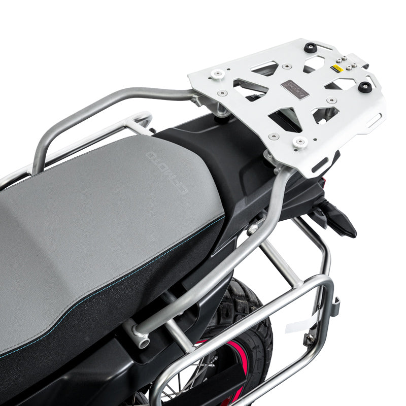 Telai laterali LOBOO JP603B e portapacchi posteriore montati sulla CFMOTO 800MT-X, dettaglio