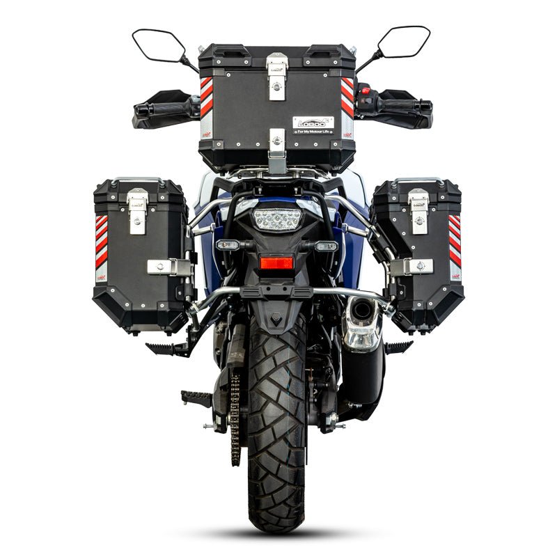 Suzuki V-Strom 800DE vista da dietro con valigie LOBOO PIKE TRACKER nere sui telai JP421B