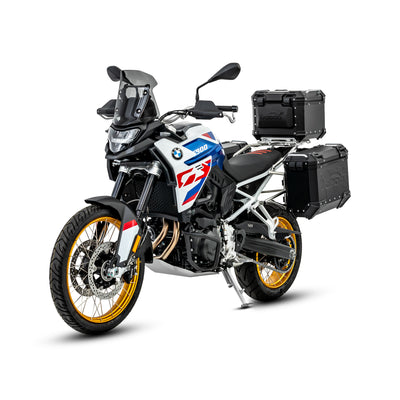 BMW F 900 GS vista tre quarti anteriore con valigie laterali PIKE TRACKER nere sui telai LOBOO
