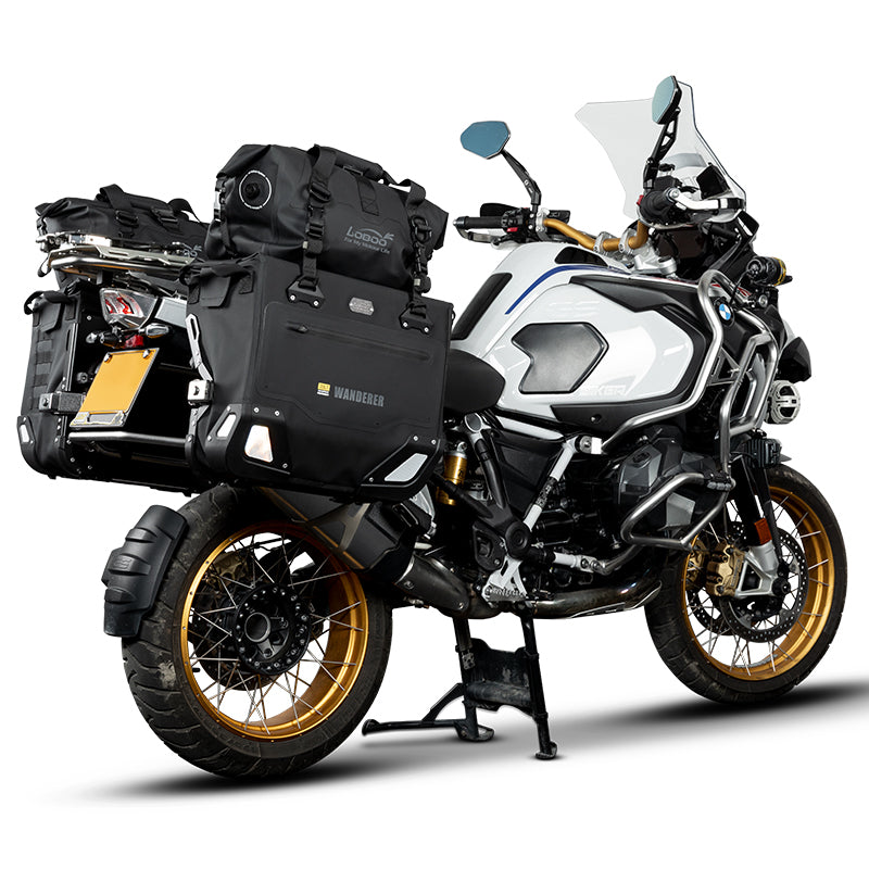 BMW R 1250 GS con valigie LOBOO Wanderer e sacca waterproof da 20 L fissata sopra