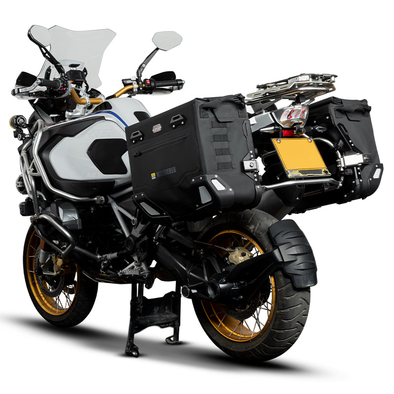 BMW R 1250 GS con valigie laterali LOBOO Wanderer installate, vista tre quarti posteriore
