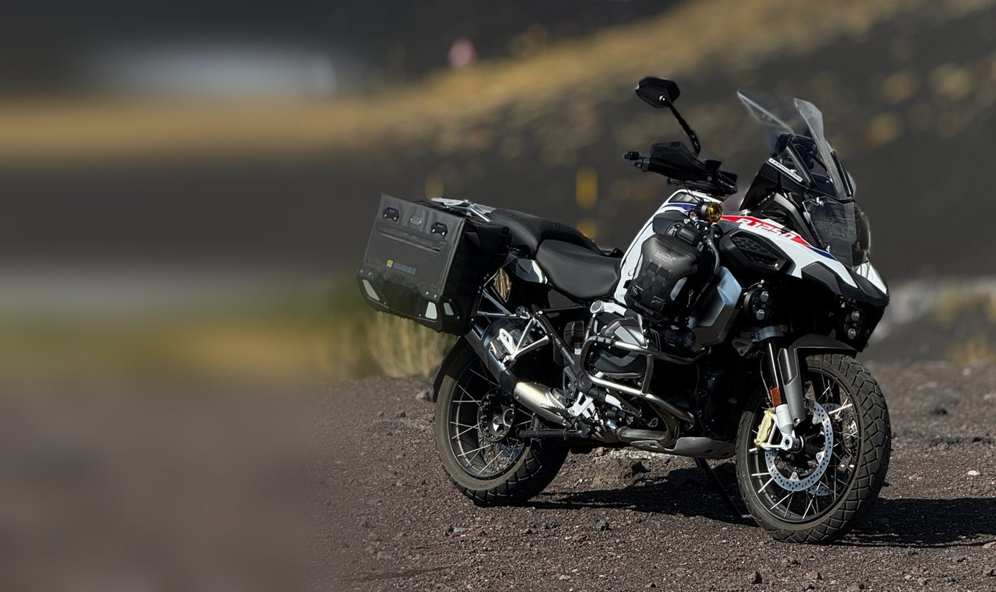 BMW R 1250 GS Adventure avec des sacoches gonflables LOBOO Wanderer montées sur les barres de protection du moteur